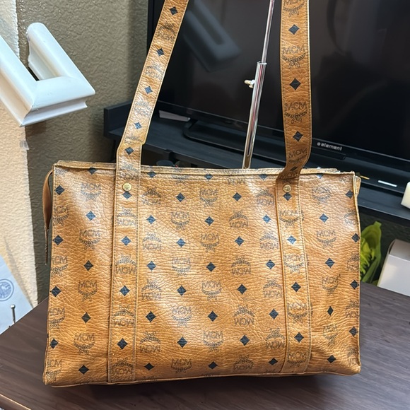 MCM Germany Shoppers Tote- Long Handle - Picture 4 of 16
